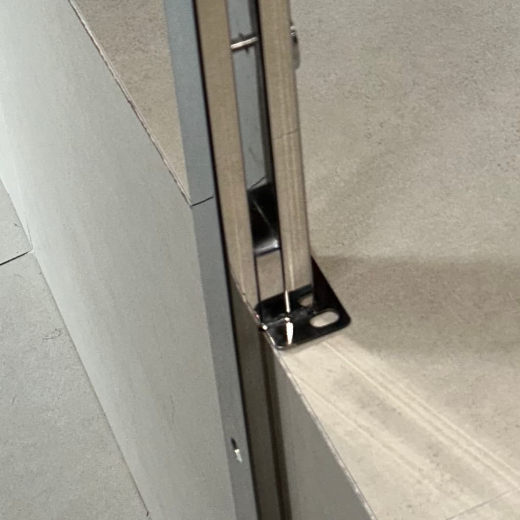 Sapata de base de guarda-corpo de inox fixada no degrau de uma escada