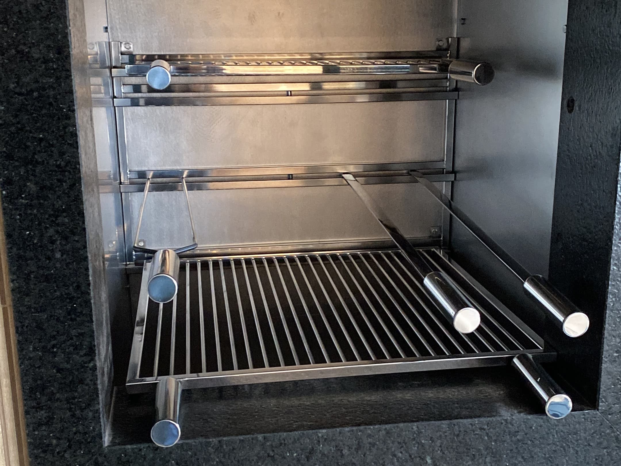 Detalhe do encaixe da grelha nos tubos do suporte aéreo, dentro da câmara revestida em inox